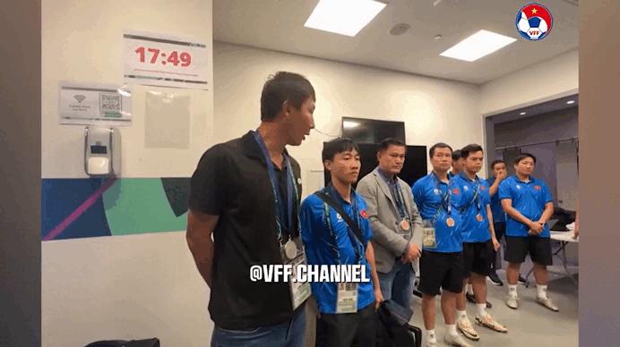 HLV Kim Sang-sik hé lộ sốc trong phòng thay đồ: 'Có những  cầu thủ đã bị tôi mắng...'- Ảnh 1.