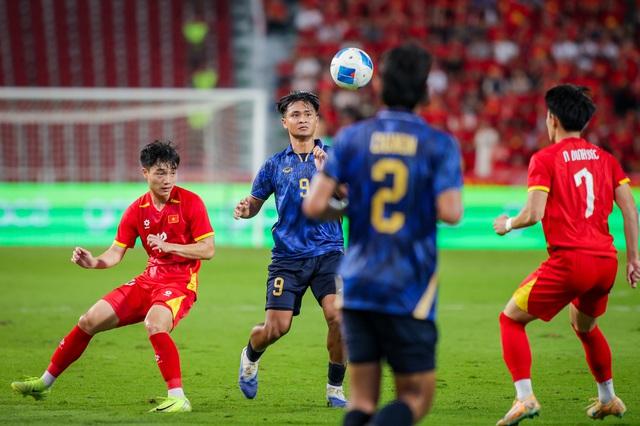 U.23 Thái Lan gặp khó tại VCK châu Á, thiếu hẳn ‘vua đá phạt’ từng làm bó tay Trung Kiên- Ảnh 1.