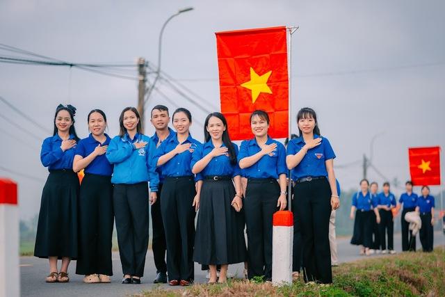Quảng Ngãi: Rực đỏ đường cờ Tổ quốc chào mừng Đại hội Đảng XIV- Ảnh 3.
