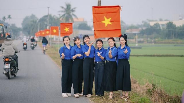 Quảng Ngãi: Rực đỏ đường cờ Tổ quốc chào mừng Đại hội Đảng XIV- Ảnh 5.