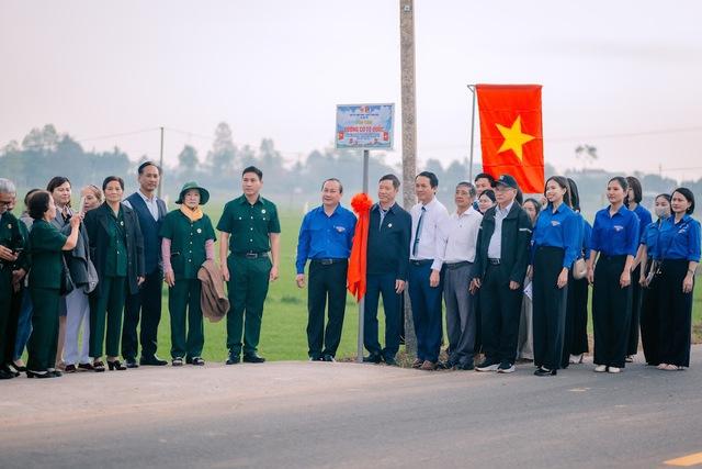Quảng Ngãi: Rực đỏ đường cờ Tổ quốc chào mừng Đại hội Đảng XIV- Ảnh 2.