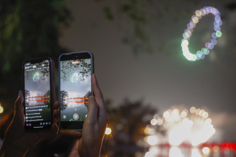 Pháo hoa rực sáng trên bầu trời Hà Nội chào đón năm 2026- Ảnh 7.