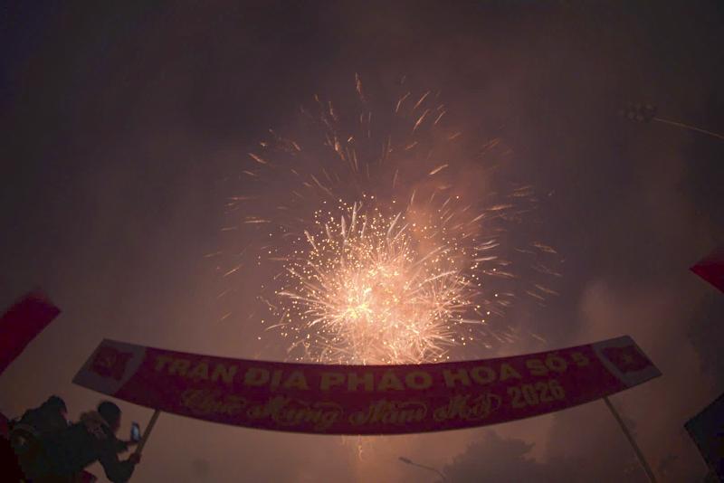 Pháo hoa rực sáng trên bầu trời Hà Nội chào đón năm 2026- Ảnh 8.