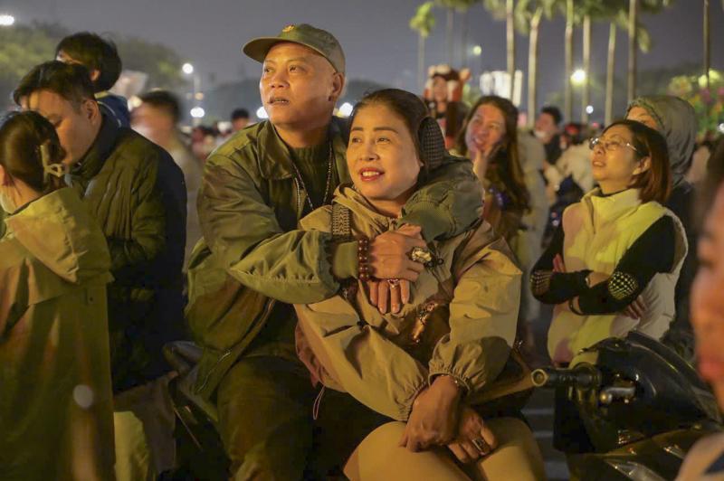 Pháo hoa rực sáng trên bầu trời Hà Nội chào đón năm 2026- Ảnh 12.