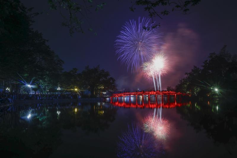 Pháo hoa rực sáng trên bầu trời Hà Nội chào đón năm 2026- Ảnh 2.
