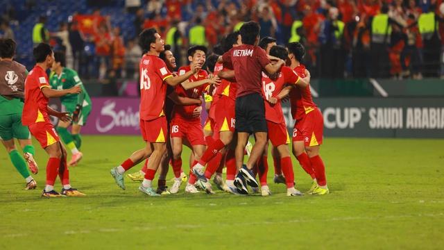 'Người không phổi' đóng đinh 2 chiến thắng cảm xúc cho U.23 Việt Nam: Quá xuất sắc- Ảnh 4.