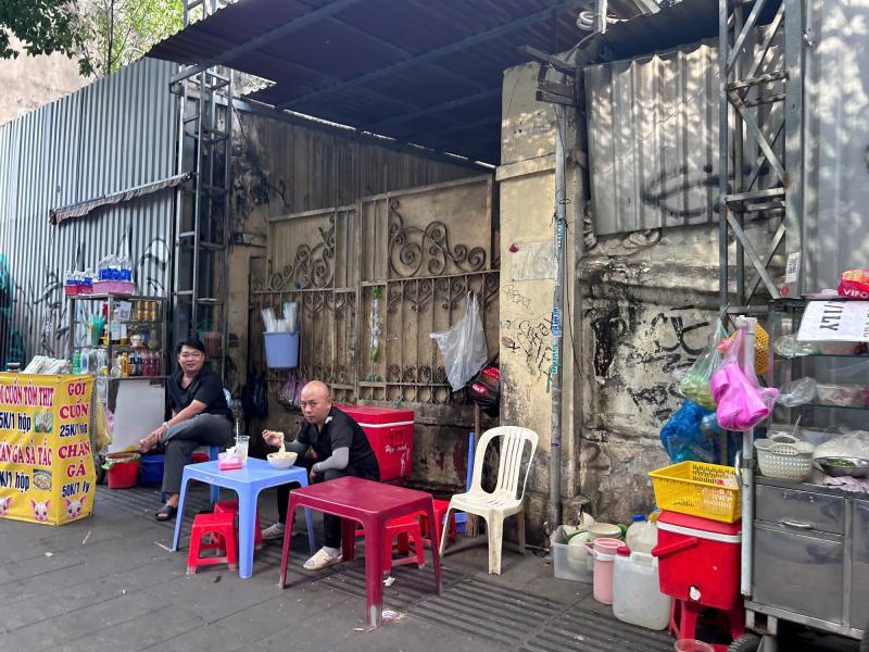 Hẻm ăn vặt TP . HCM bất ngờ đóng cửa khiến giới trẻ tiếc nuối - Ảnh 1.