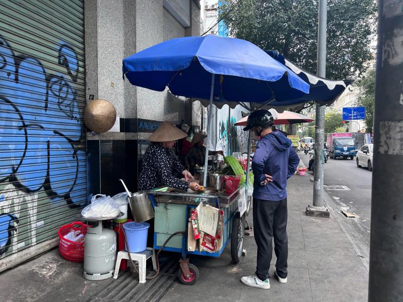 Hẻm ăn vặt TP . HCM bất ngờ đóng cửa khiến giới trẻ tiếc nuối - Ảnh 3.
