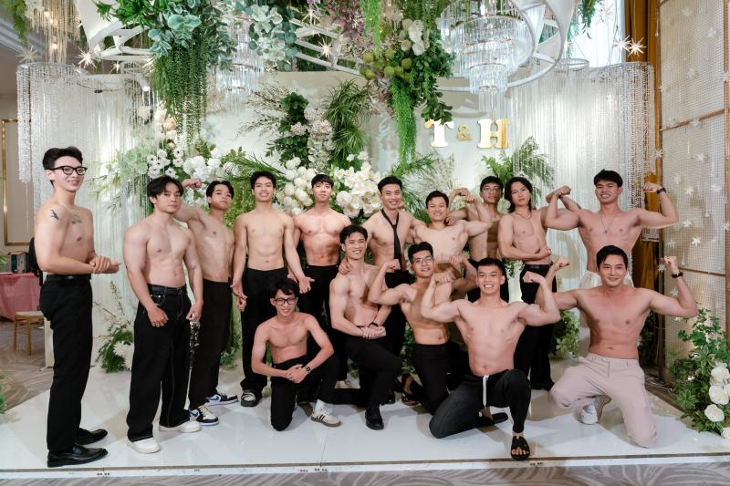 Những chàng trai khoe múi ấn tượng trong đám cưới gây sốt mạng xã hội - Ảnh 3.