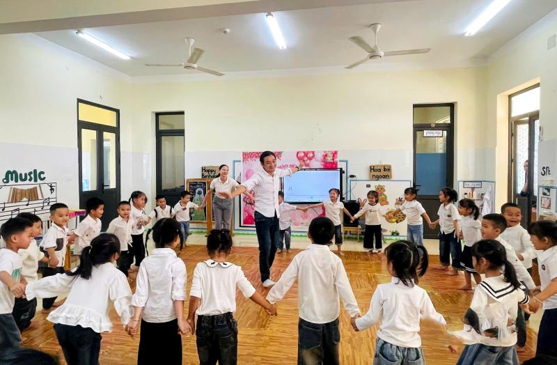 Thầy giáo dạy mầm non truyền cảm hứng - Ảnh 1.