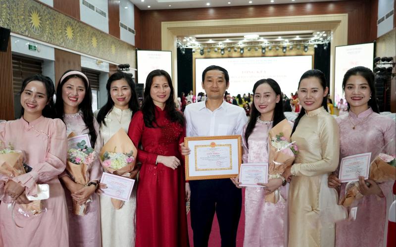 Thầy giáo dạy mầm non truyền cảm hứng - Ảnh 2.
