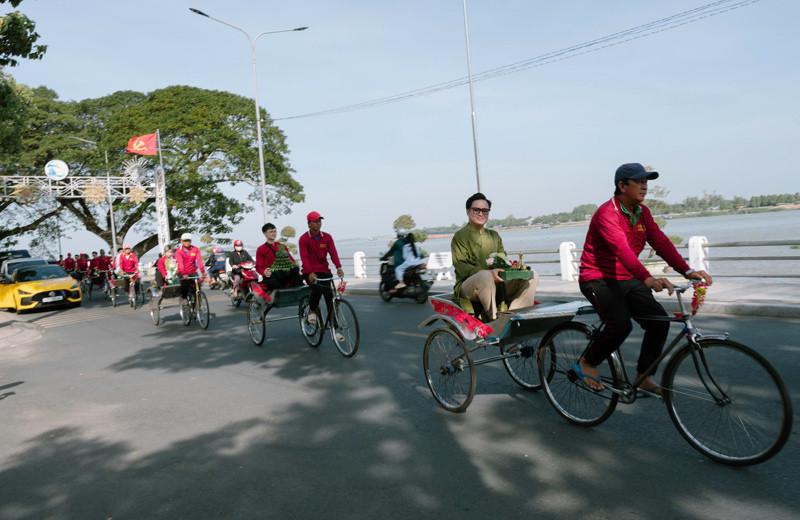Rước dâu Độc lạ bằng xe lôi ở miền Tây: Đám cưới gây sốt mạng xã hội - Ảnh 1.
