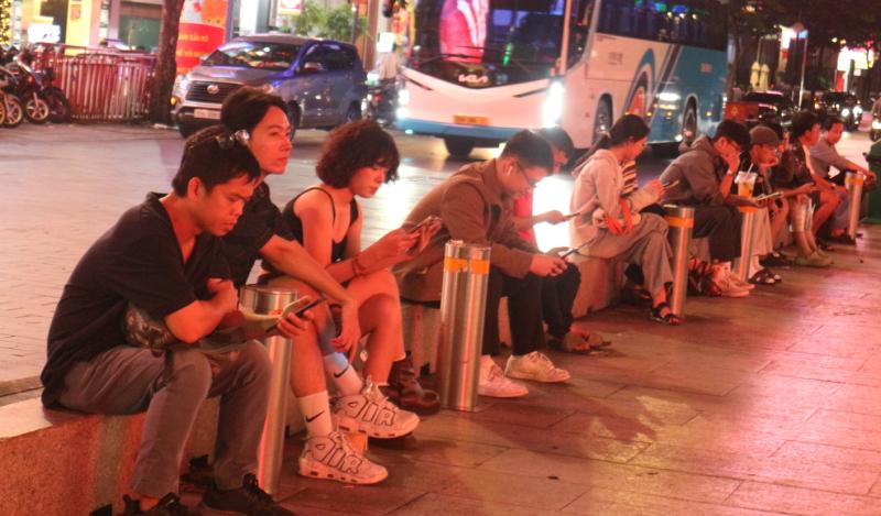 Nhiều người ngồi chờ 4-5 giờ đồng hồ vì U.23 Việt Nam - Ảnh 1.