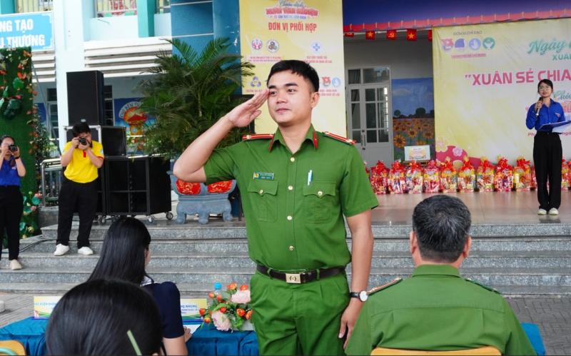 Trung tá cao 1m8 mách '4 không' để không mất tiền dịp tết - Ảnh 1.