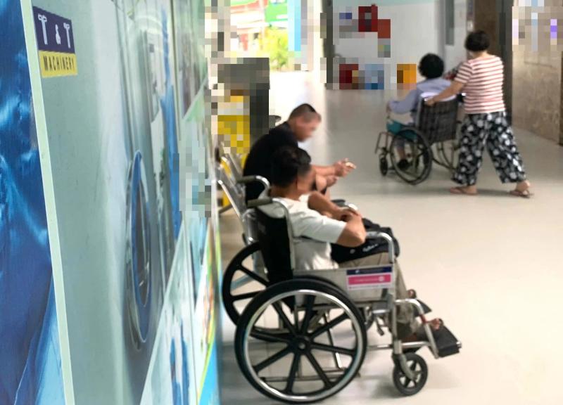 'Góc khuất' trong phòng bệnh- Ảnh 1.