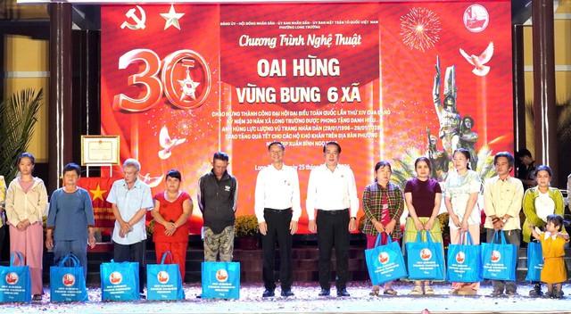 TP.HCM: Hào khí vùng bưng 6 xã sống lại trong đêm nghệ thuật ở Long Trường- Ảnh 5.