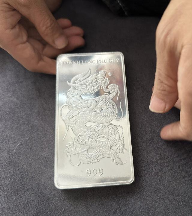 Giá bạc tăng chóng mặt - Ảnh 1.