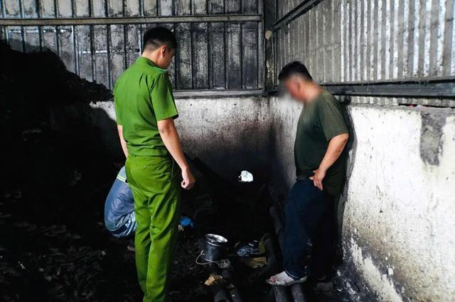 Nước thải đen ngòm xả thẳng ra sông Vàm Cỏ Tây , ô nhiễm môi trường nghiêm trọng - Ảnh 1.