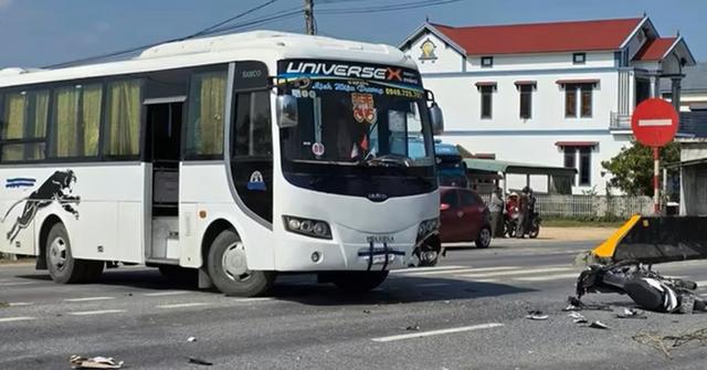 Quảng Trị: Sau tai nạn với ô tô khách, 3 thiếu niên nằm bất động trên QL1- Ảnh 1.