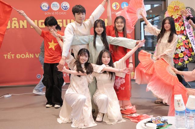 Người Việt tại Hàn Quốc quây quần đón Tết Bính Ngọ , giữ vững bản sắc văn hóa - Ảnh 2.