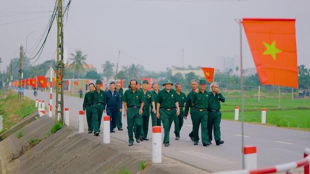 Quảng Ngãi: Rực đỏ đường cờ Tổ quốc chào mừng Đại hội Đảng XIV- Ảnh 4.