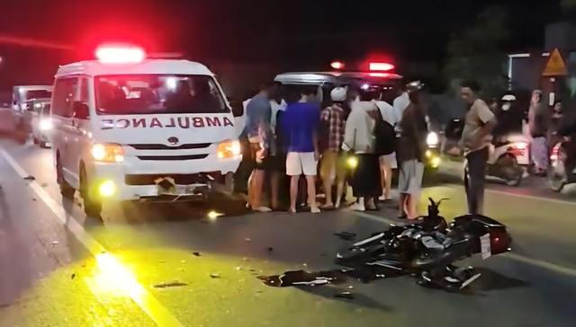 Đồng Tháp: Tai nạn nghiêm trọng giữa xe cứu thương và xe máy, 2 người chết - Ảnh 1.
