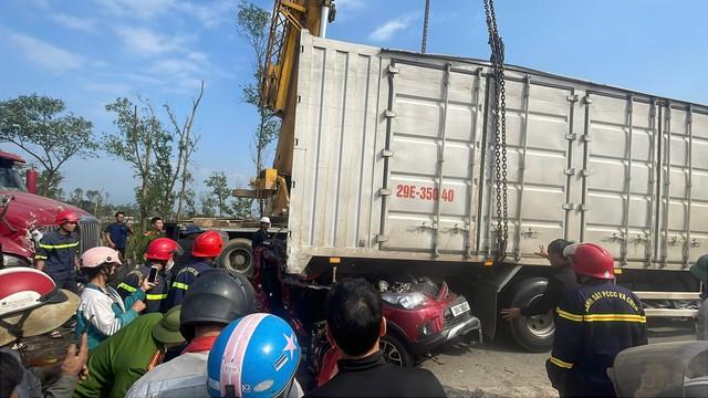 Xe con bẹp dúm sau tai nạn liên hoàn, 4 người bị thương nặng- Ảnh 1.