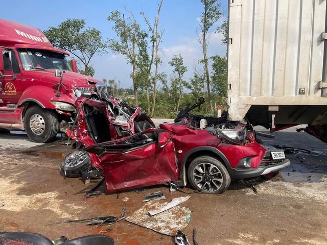 Xe con bẹp dúm sau tai nạn liên hoàn, 4 người bị thương nặng- Ảnh 3.