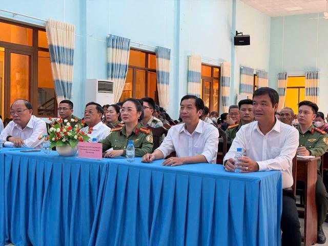 Khám bệnh, tặng quà cho 300 người dân ở tỉnh Tây Ninh- Ảnh 3.