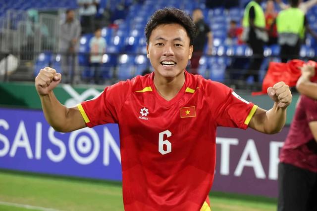 U.23 Việt Nam về nước trong đêm, Hiểu Minh được hỗ trợ xe lăn tại sân bay- Ảnh 5.