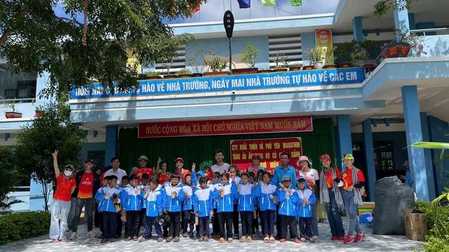 Năm mới, hơn 500 người đến tháp Nghinh Phong, đổ mồ hôi vì điều đặc biệt - Ảnh 2.