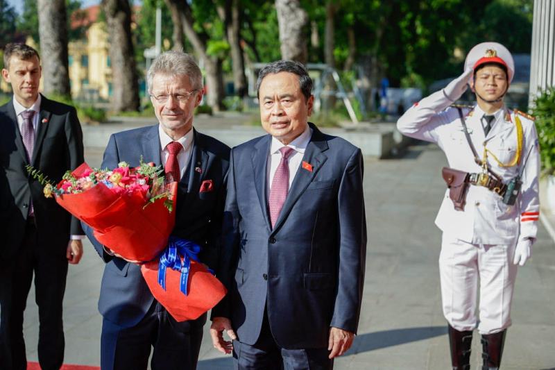 Thầy giáo Séc nói tiếng Việt như gió, làm việc nhiều người mơ ước - Ảnh 2.