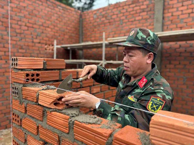 Xây nhà cho dân giữa đại ngàn Trường Sơn - Ảnh 3.