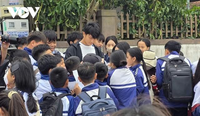 Thủ môn Cao Văn Bình trở về quê hương, người dân Nghệ An chào đón như người hùng- Ảnh 2.