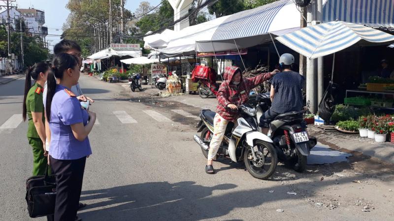 Khởi tố một phụ nữ cướp giật dây chuyền vàng trên đường đi chợ về- Ảnh 2.