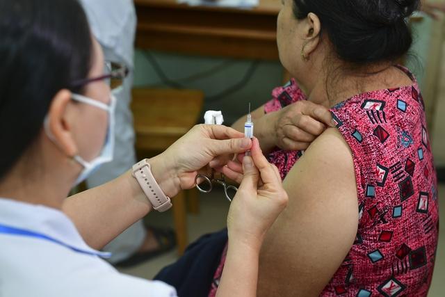 TP.HCM tiêm ngừa cúm miễn phí cho người cao tuổi khó khăn trước Tết Nguyên đán 2026- Ảnh 1.