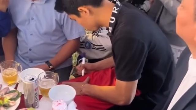 Nhà Đình Bắc mở cỗ vui như hội, 'Vua phá lưới châu Á' ký tặng mỏi tay - Ảnh 7.