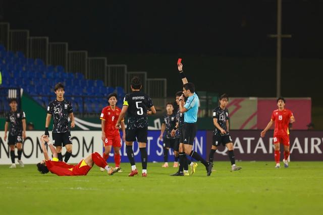 Đình Bắc xin lỗi về tấm thẻ đỏ trận thắng U.23 Hàn Quốc: 'Trong phòng thay đồ, tôi chỉ biết cầu nguyện'- Ảnh 1.