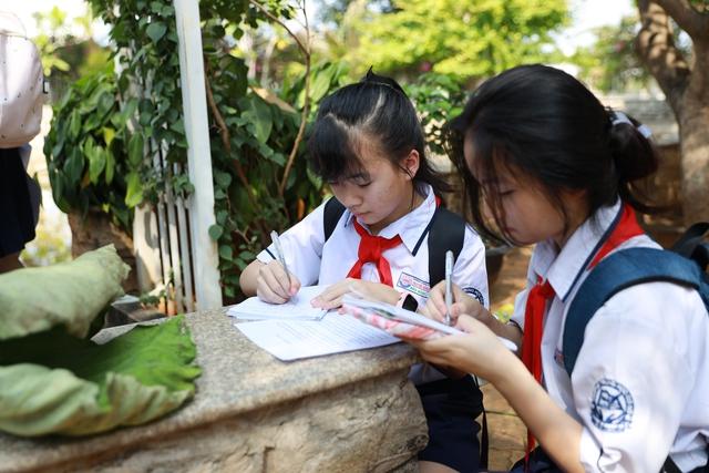 Học sinh TP.HCM  trải nghiệm cảm xúc để thể hiện "văn hay chữ tốt" - Ảnh 1.