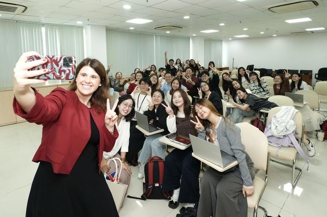 Tổng lãnh sự Anh khuyên người Việt điều gì khi du học Anh? - Ảnh 1.