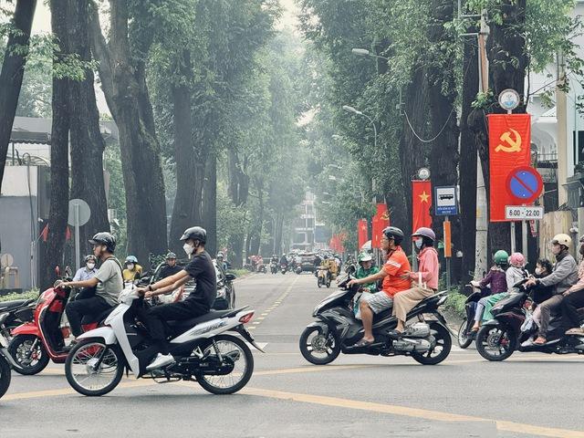 Vì sao bầu trời TP.HCM âm u cả ngày hôm nay? - Ảnh 1.