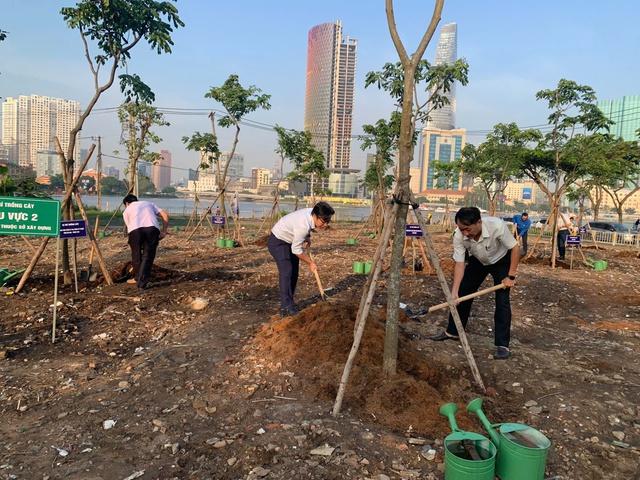 TP.HCM ra quân trồng 200 cây xanh dọc sông Sài Gòn- Ảnh 1.
