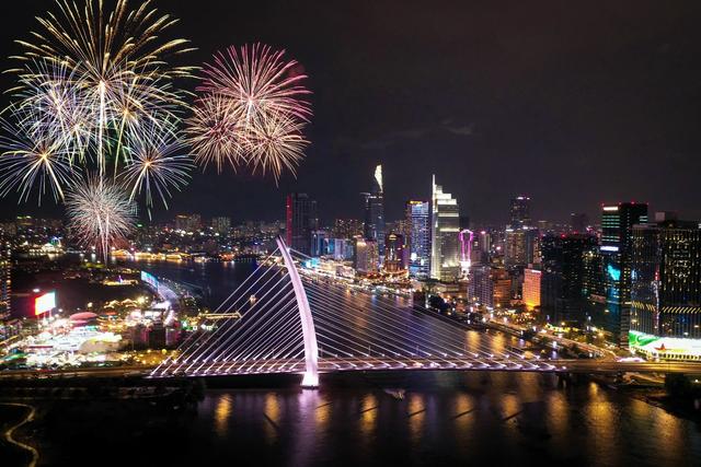 TP.HCM bắn pháo hoa đón Tết Bính Ngọ 2026 tại 17 điểm - Ảnh 1.
