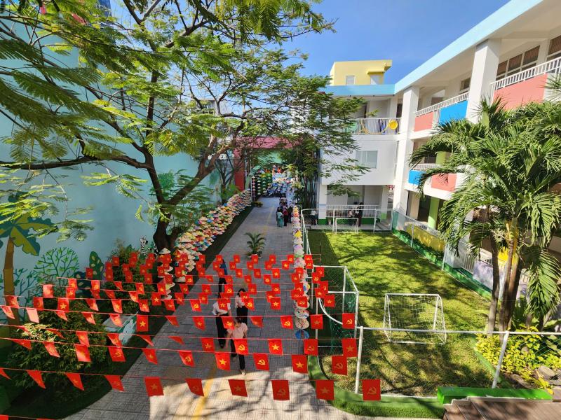 Rực rỡ sắc hoa đón tết ở những trường học hàng ngàn mét vuông - Ảnh 10.