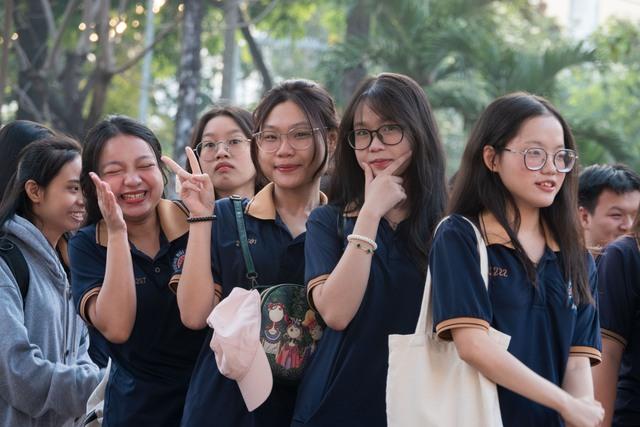 Học sinh lớp 12 'căng mình' ôn 4-5 kỳ thi để tìm đường vào đại học - Ảnh 1.