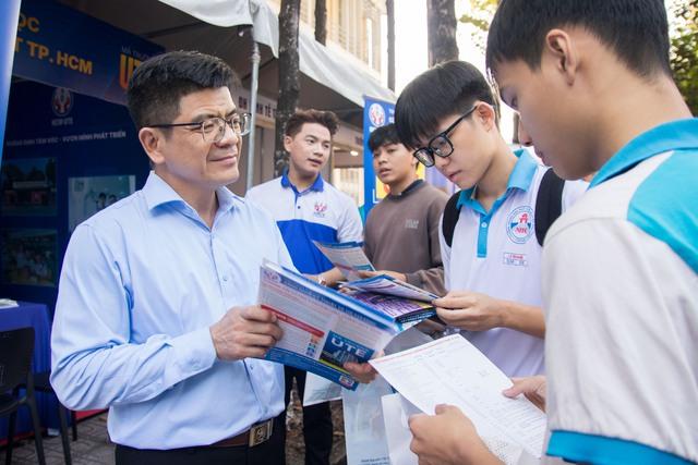 Học sinh lớp 12 'căng mình' ôn 4-5 kỳ thi để tìm đường vào đại học - Ảnh 2.