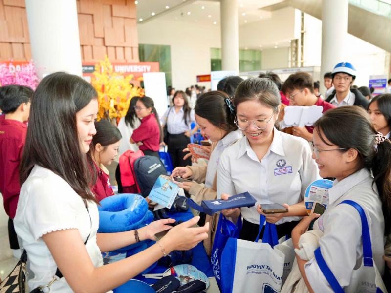 Hơn 15.000 học sinh trong sự kiện chọn trường, chọn ngành 28 năm tuổi - Ảnh 14.