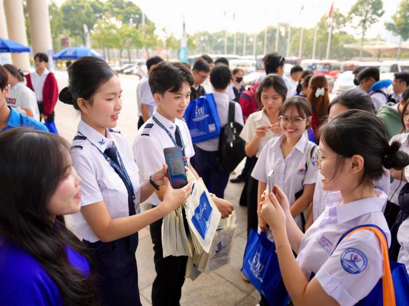 Hơn 15.000 học sinh trong sự kiện chọn trường, chọn ngành 28 năm tuổi - Ảnh 12.