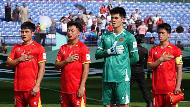 U.23 Việt Nam trở lại mặt đất khẩn, U.23 Kyrgyzstan không còn gì để mất đáng gờm... - Ảnh 4.