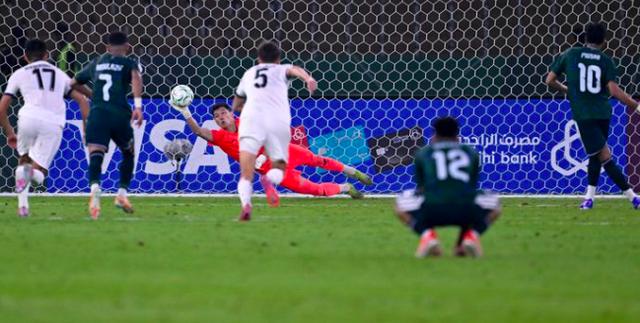 Thủ môn U.23 Kyrgyzstan hay vô cùng, U.23 Việt Nam sẽ phải… hay hơn để xé lưới - Ảnh 2.